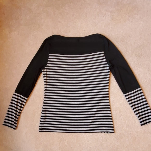 Vince Camuto geometric print top size Medium - Picture 8 of 8